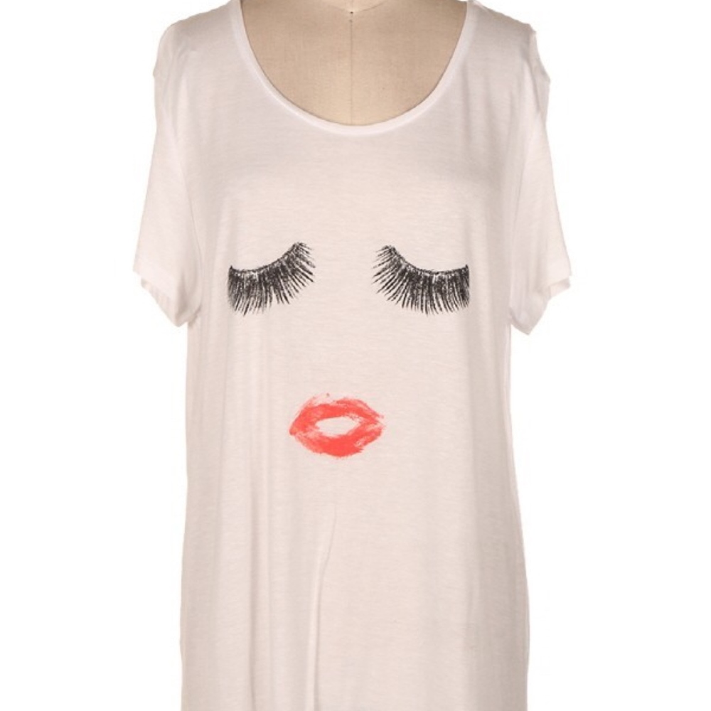 Graphic Tee with lashes and lips